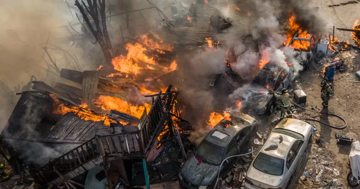 Incendio en la colonia Pinos de Narez, Tijuana, consume cinco casas.