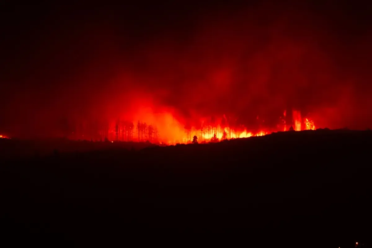 La lucha contra los incendios forestales en Aragón continúa con optimismo y apoyo intercomunitario.