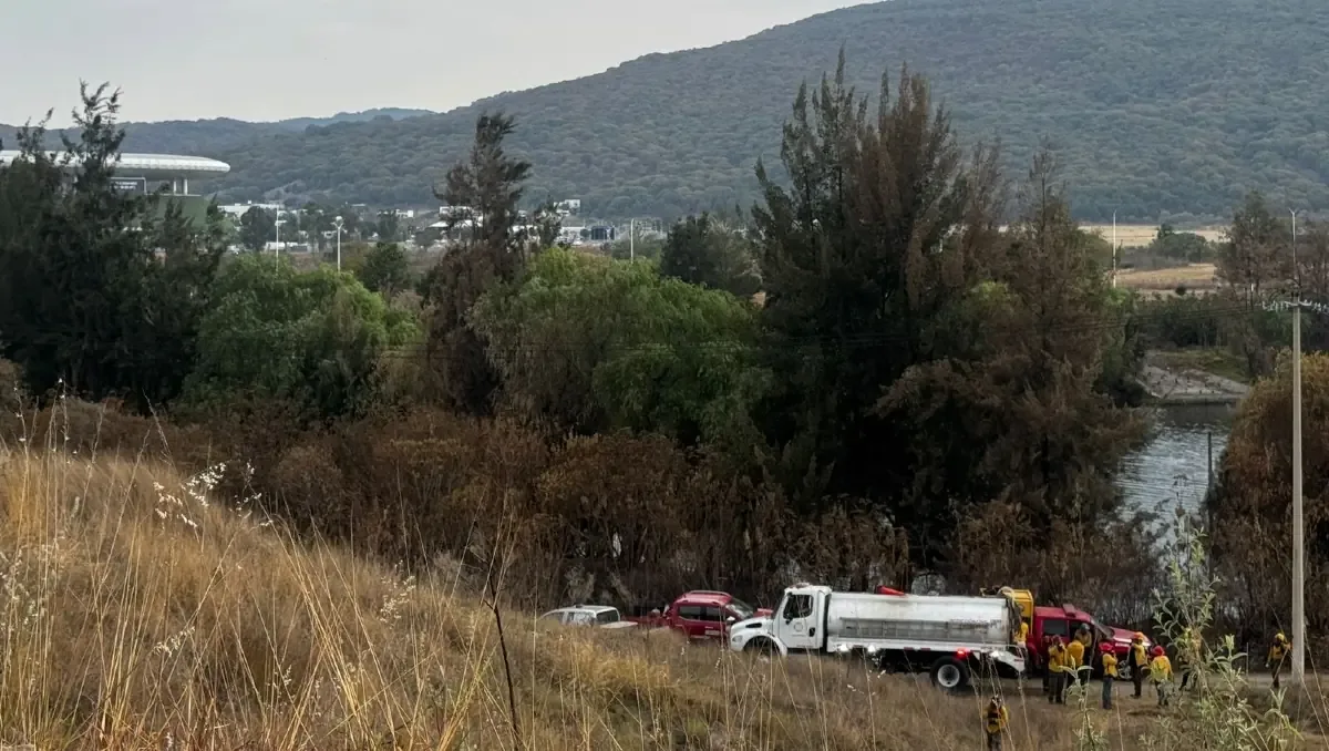 Un incendio forestal moviliza a equipos de emergencia en Zapopan, afectando la visibilidad en la zona.