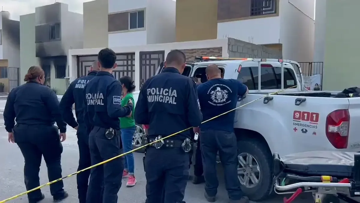 Un incendio en la colonia Praderas obligó a rescatar a una menor y dejó la planta baja de una casa en cenizas.