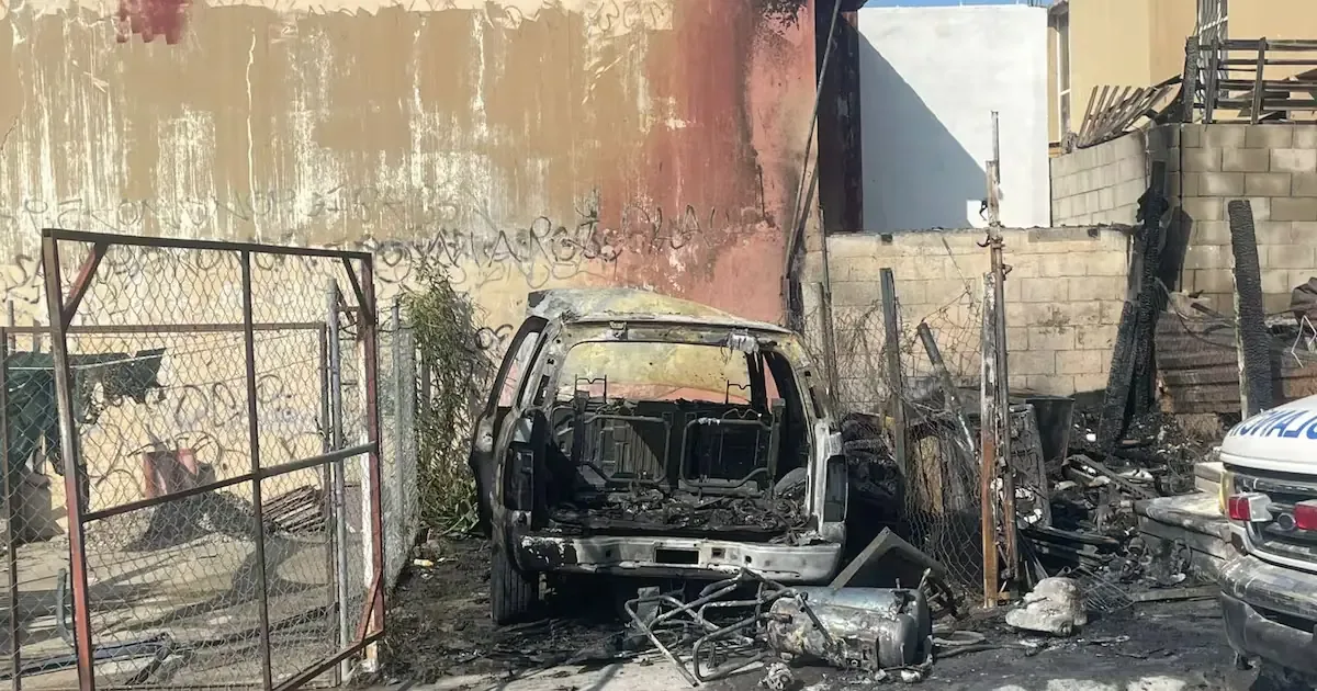Un corto circuito provocó un incendio en Cañadas del Florido, afectando vehículos y una vivienda.
