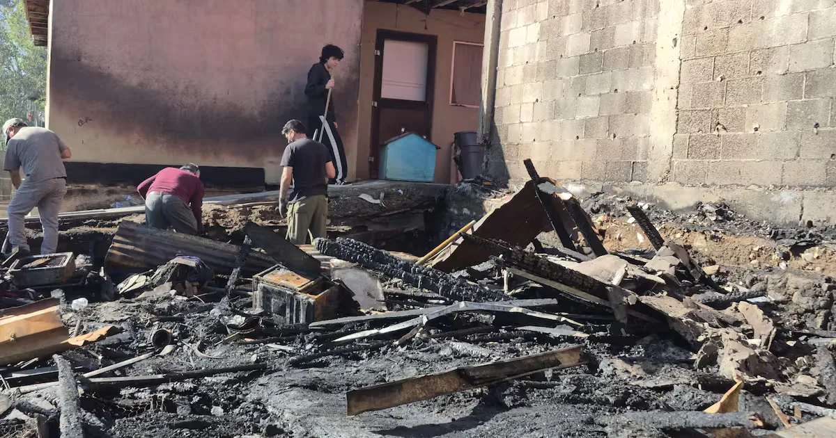 "Incendio en Tijuana afecta a familias cercanas a casas deshabitadas."
