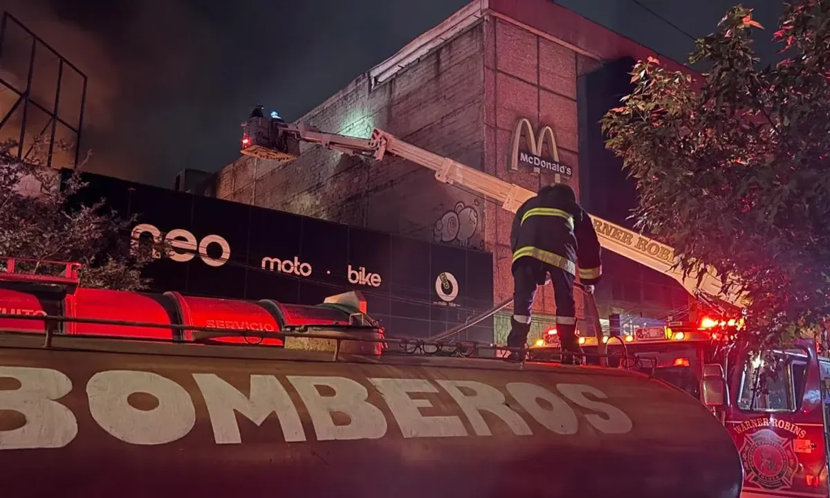 La rápida respuesta de los cuerpos de emergencia evitó heridos en el siniestro.