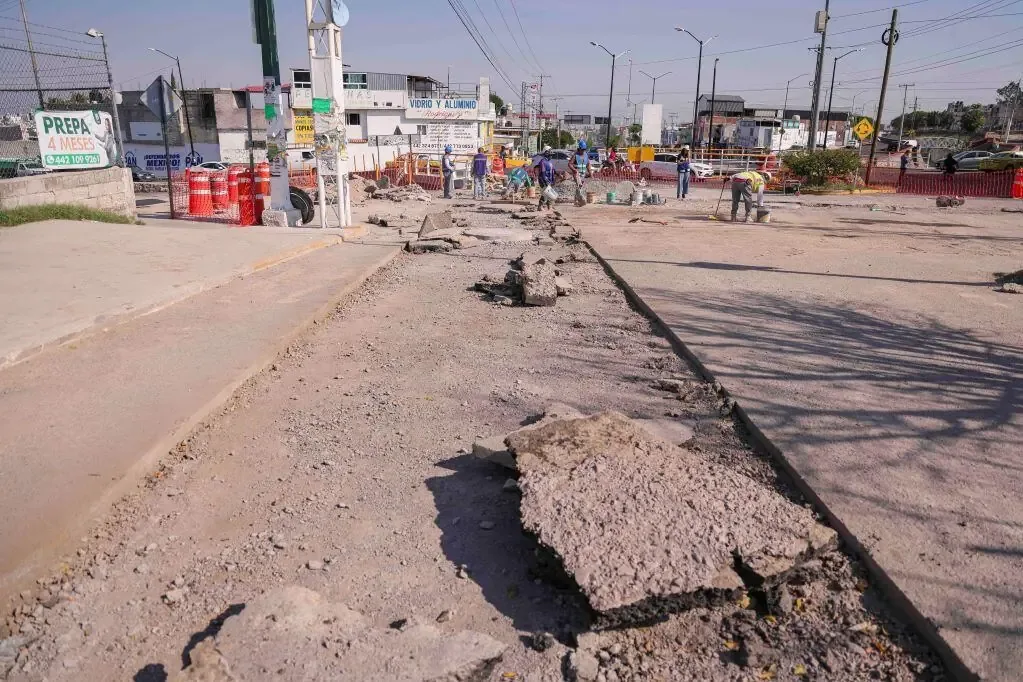 Un incendio en una tubería pluvial causó el cierre temporal de la vialidad en Corregidora.