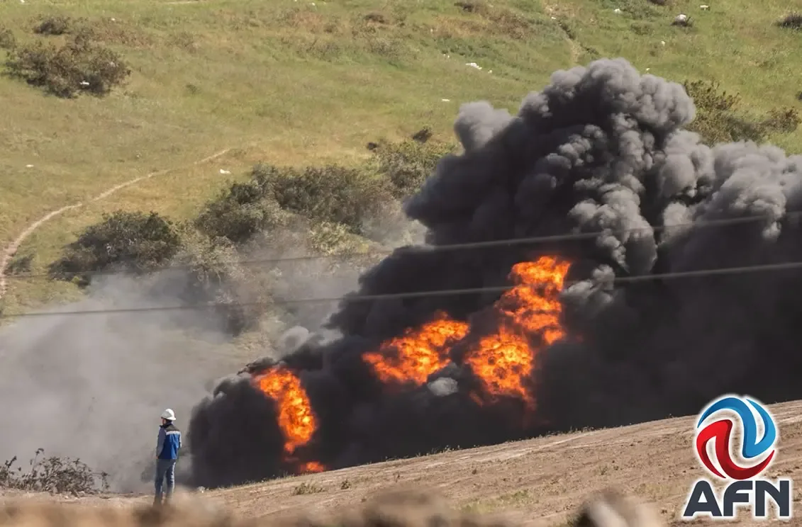 "Incendio en un ducto de Pemex en Playas de Rosarito, provocado por toma clandestina."