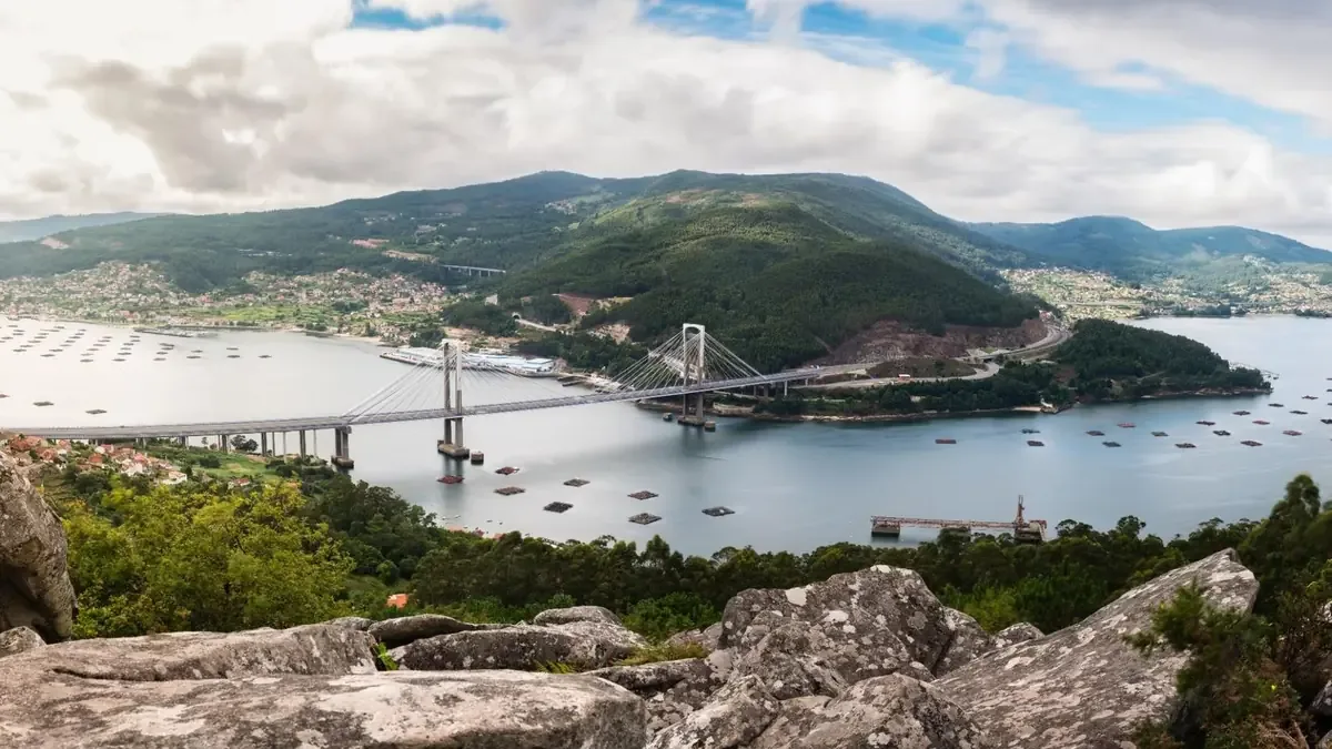 Un incendio en un islote deshabitado de la Ría de Vigo fue controlado rápidamente por las autoridades en labores de extinción.
