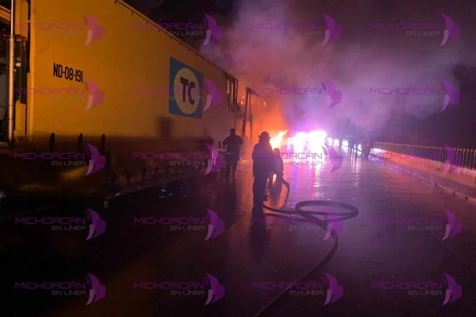 Incendio en un vehículo nodriza en la Autopista Siglo XXI, Michoacán.