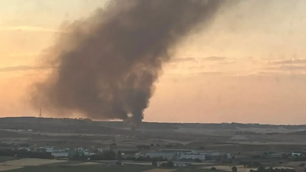 El fuego ha provocado más de 30 alertas a emergencias, sin heridos reportados.