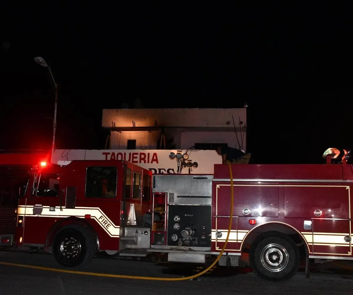 Un incendio generado por un cortocircuito afectó a tres personas, que recibieron atención médica en el lugar.