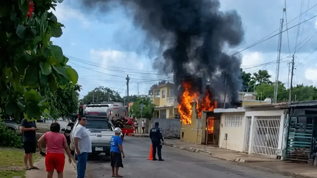 Un incendio en Mérida provocó la intervención de cuerpos de emergencia sin reportes de lesionados.