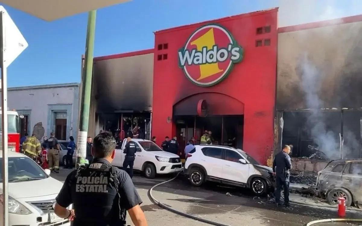 Incendio en Waldo's en Hermosillo dejó importantes daños materiales.