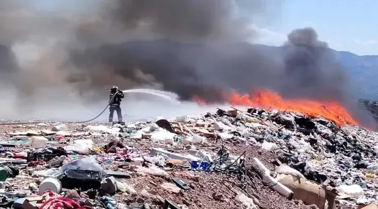 Más de 15 bomberos luchan contra un incendio en el basurero municipal que se repite en menos de un año.