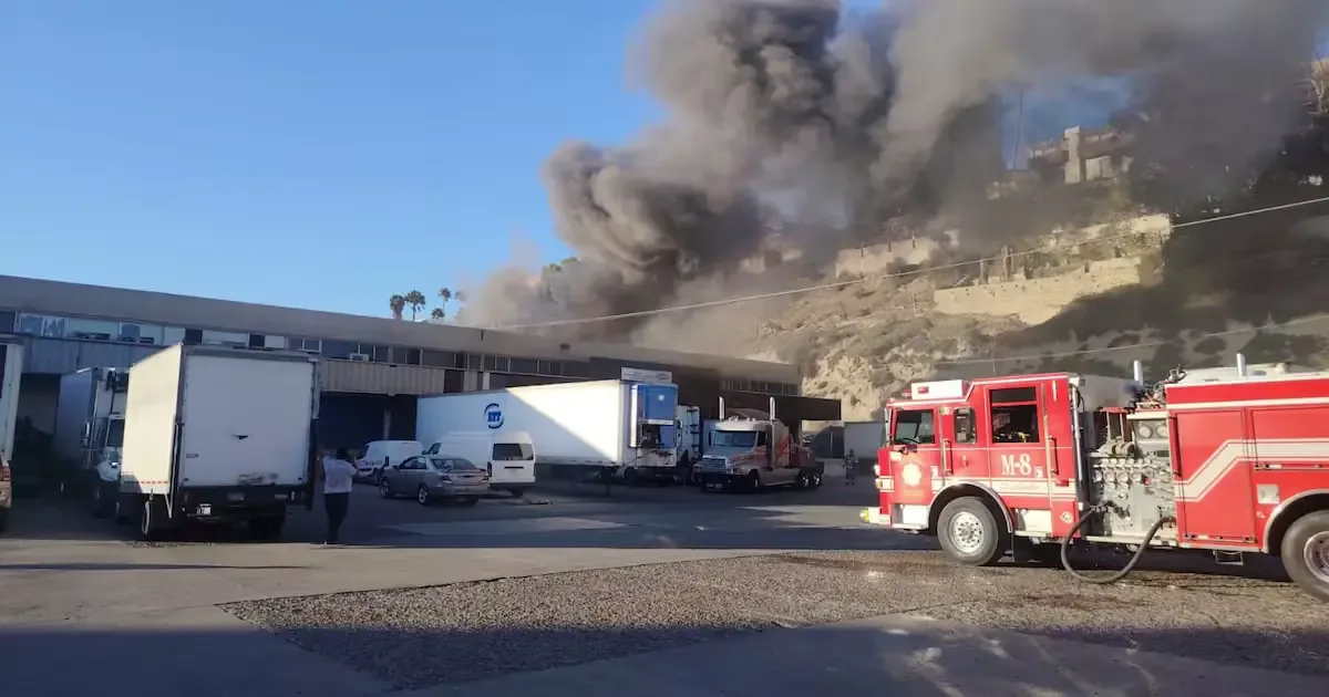 El incendio también provocó daños parciales en cuatro bodegas adicionales, pero no se reportaron heridos.