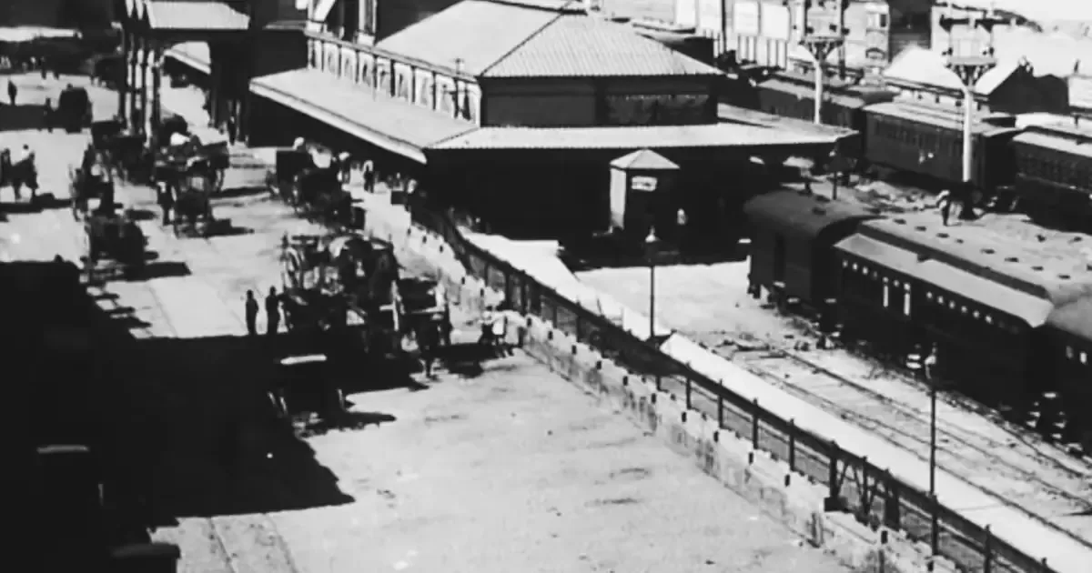 La histórica terminal conectaba diversos destinos y fue destruida en un incendio en 1897, lo que transformó su entorno urbano.