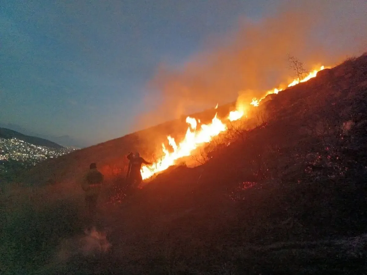 Incendios controlados por bomberos en Tlalnepantla y Cuautitlán Izcalli.