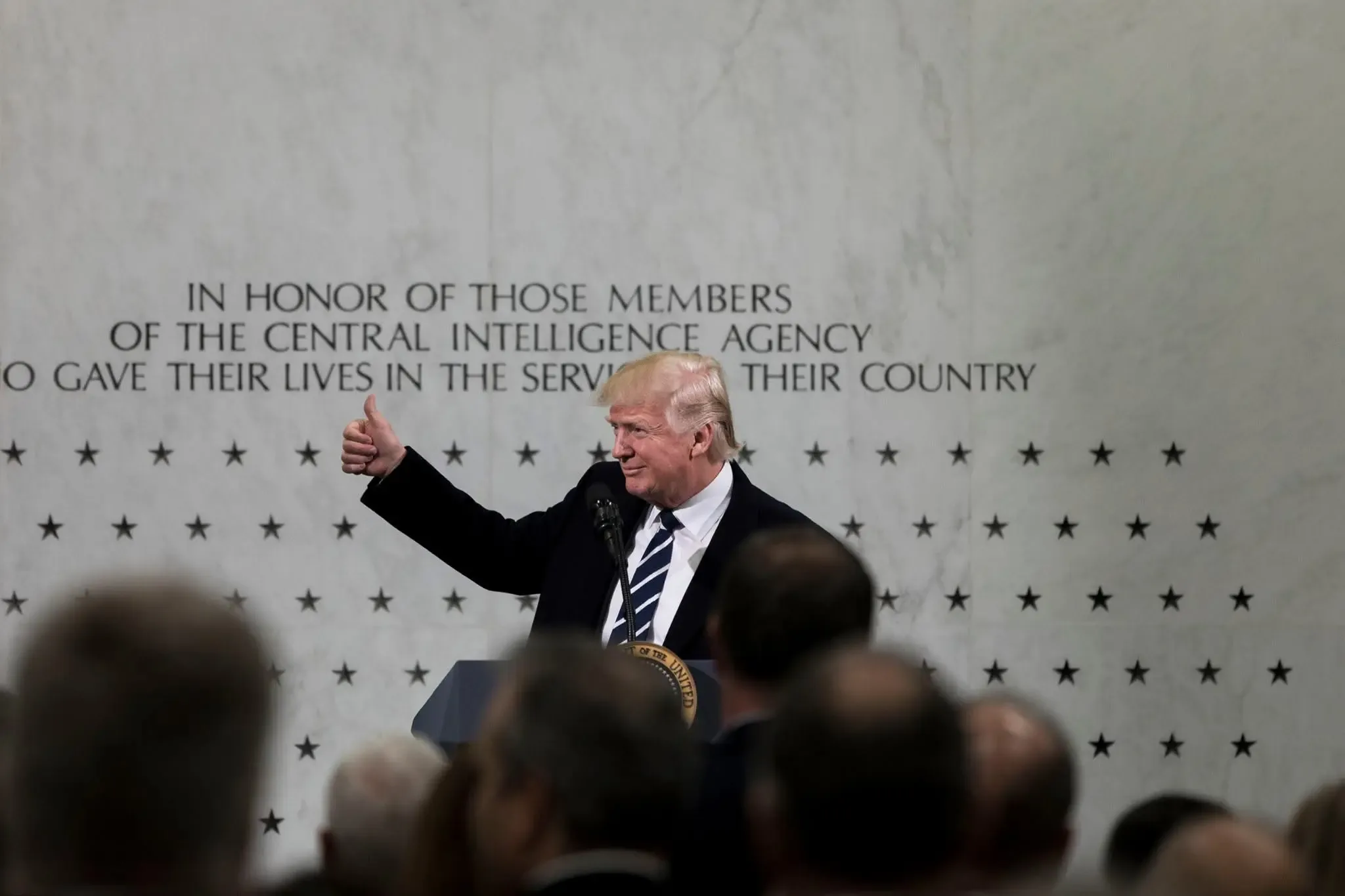 "Incidente con la congresista Ilhan Omar durante su discurso en Minneapolis."