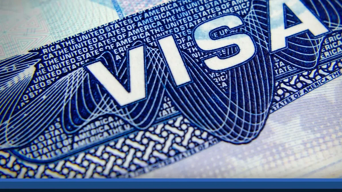 La falta de personal consular afecta la obtención de visas en India, duplicando tiempos en comparación con otros países.
