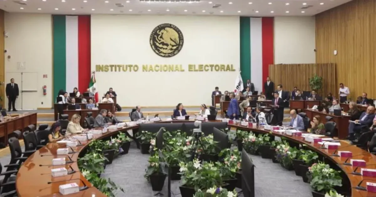 La decisión surge tras la denuncia por posibles aportaciones ilegales al partido Morena.