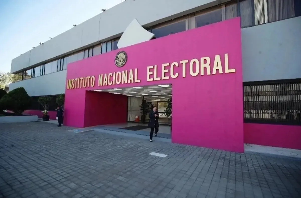La reestructuración busca igualar salarios y eliminar beneficios para altos funcionarios.