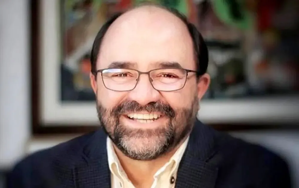 Emilio Álvarez Icaza advierte que la resolución del INE es abusiva y podría afectar equidad en elecciones.