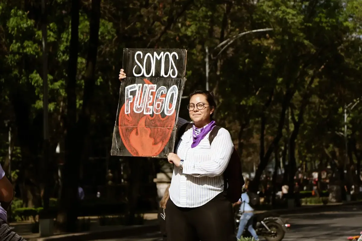 El Instituto Nacional Electoral exige cambios a la organización política ante preocupaciones sobre su identidad.