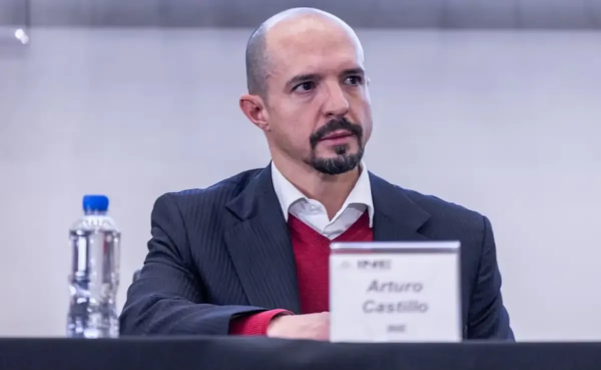 La solicitud se fundamenta en presuntas irregularidades en licitaciones de credenciales de elector.