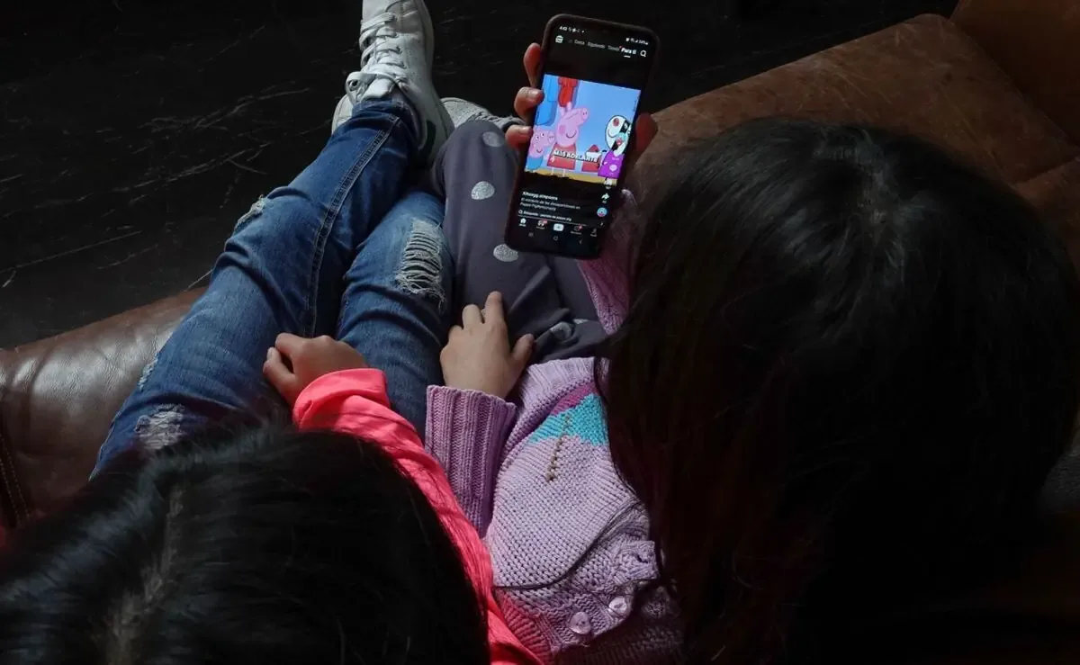El uso excesivo de teléfonos móviles entre los jóvenes es motivo de preocupación para las autoridades.