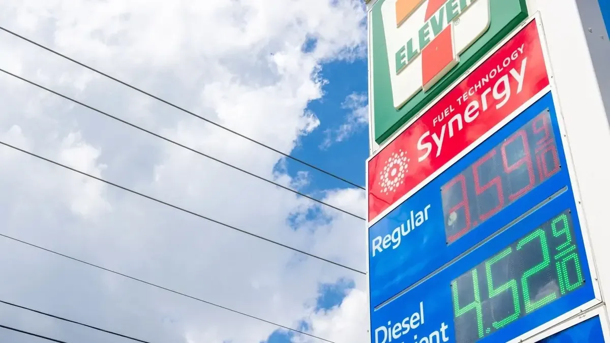 Un informe reciente indica una disminución de la inflación, pero el precio del petróleo se eleva por tensiones con Irán.