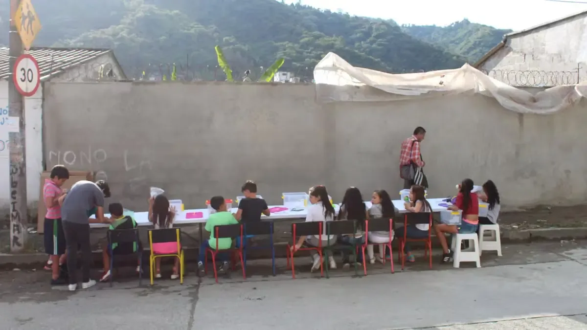 Un ingeniero encontró en la enseñanza una forma de cambiar el futuro de los niños en Solferino, Manizales.