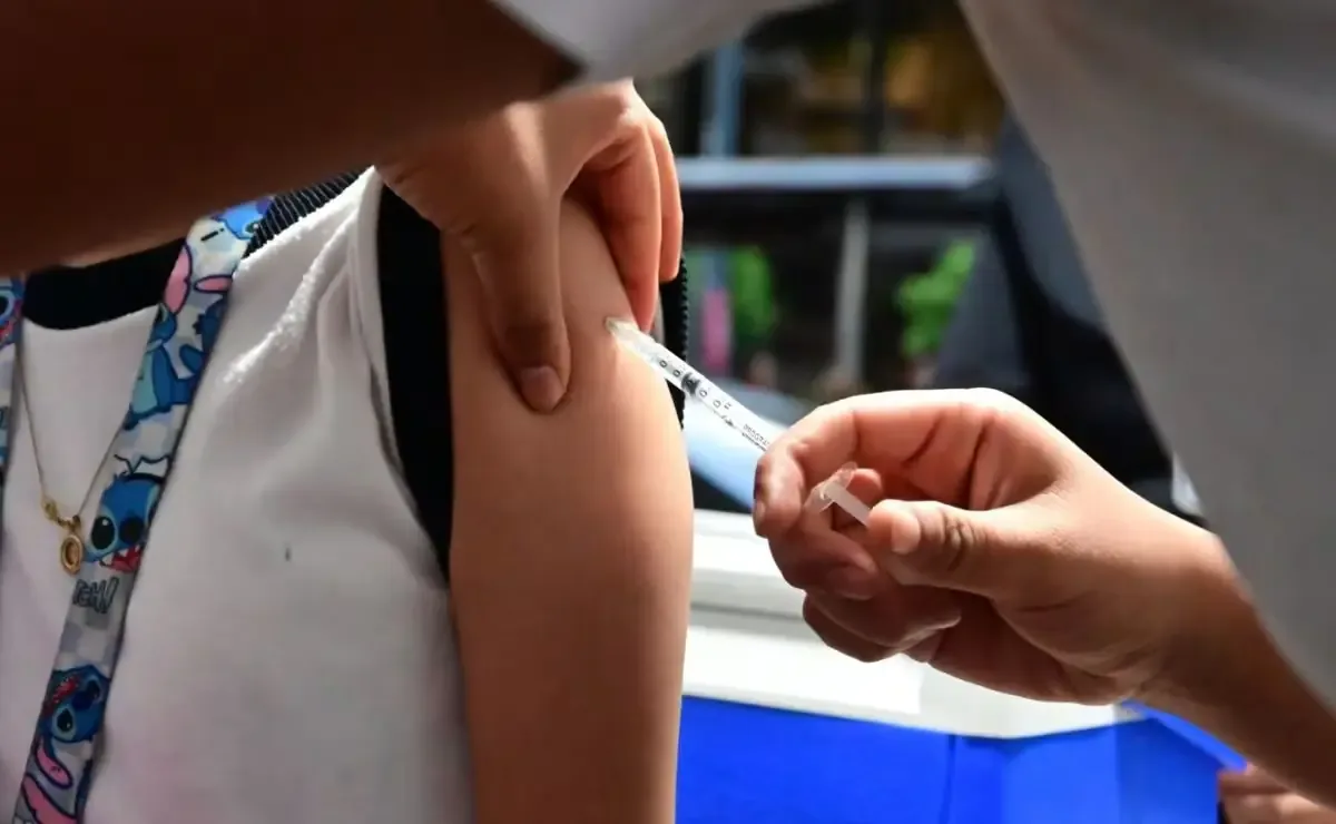 La campaña incluye la vacunación contra gripe, COVID-19 y otras enfermedades, apelando a la prevención.