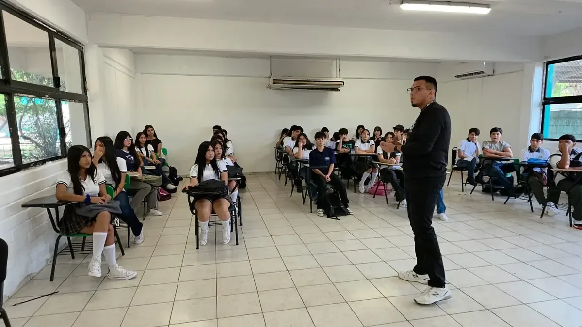 Los nuevos alumnos se integran a la comunidad escolar del plantel Conalep.