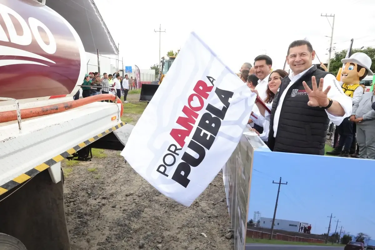 El gobernador Alejandro Armenta promueve obras para mejorar la conectividad y el desarrollo económico en Puebla.