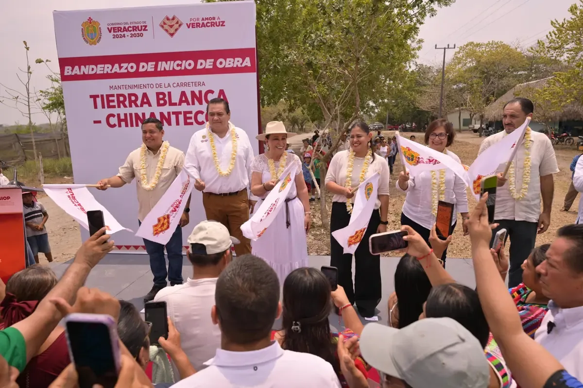 La gobernadora Rocío Nahle García destaca el valor de la comunidad chinanteca y su derecho a una mejor conectividad.