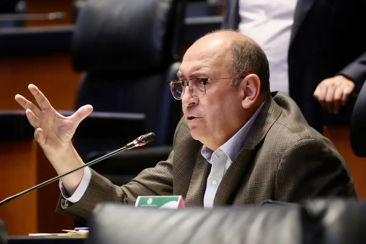 Rubén Moreira impulsa reforma que evitaría cancelaciones injustas de vuelos.