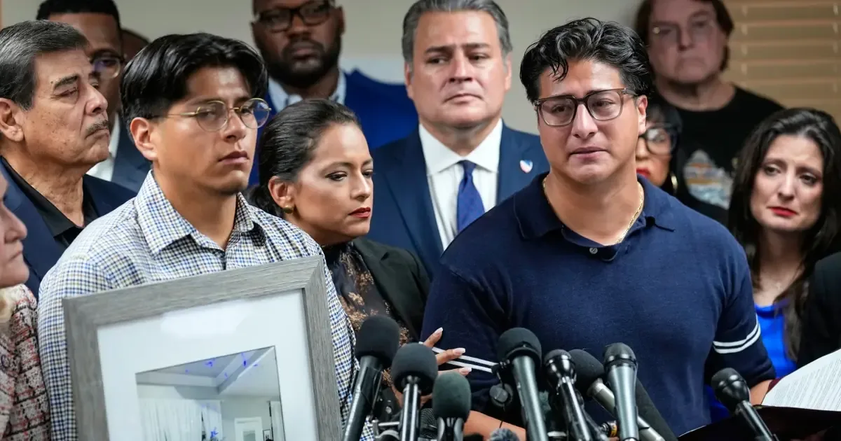 Tres latinos desafían versión oficial de ICE sobre la muerte de Lorenzo Salgado en Houston, generando temor de represalias.