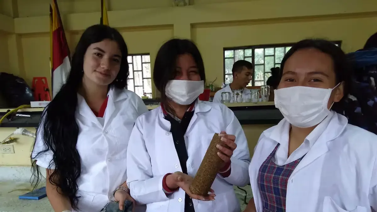 Institución educativa en Colombia utiliza desechos del café para fomentar el emprendimiento y el aprendizaje en estudiantes.