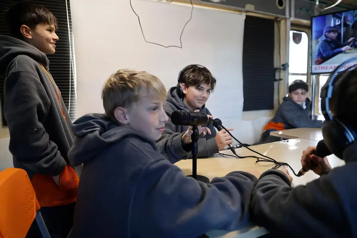 La institución combina espacios de aprendizaje con tecnología y proyectos colaborativos.