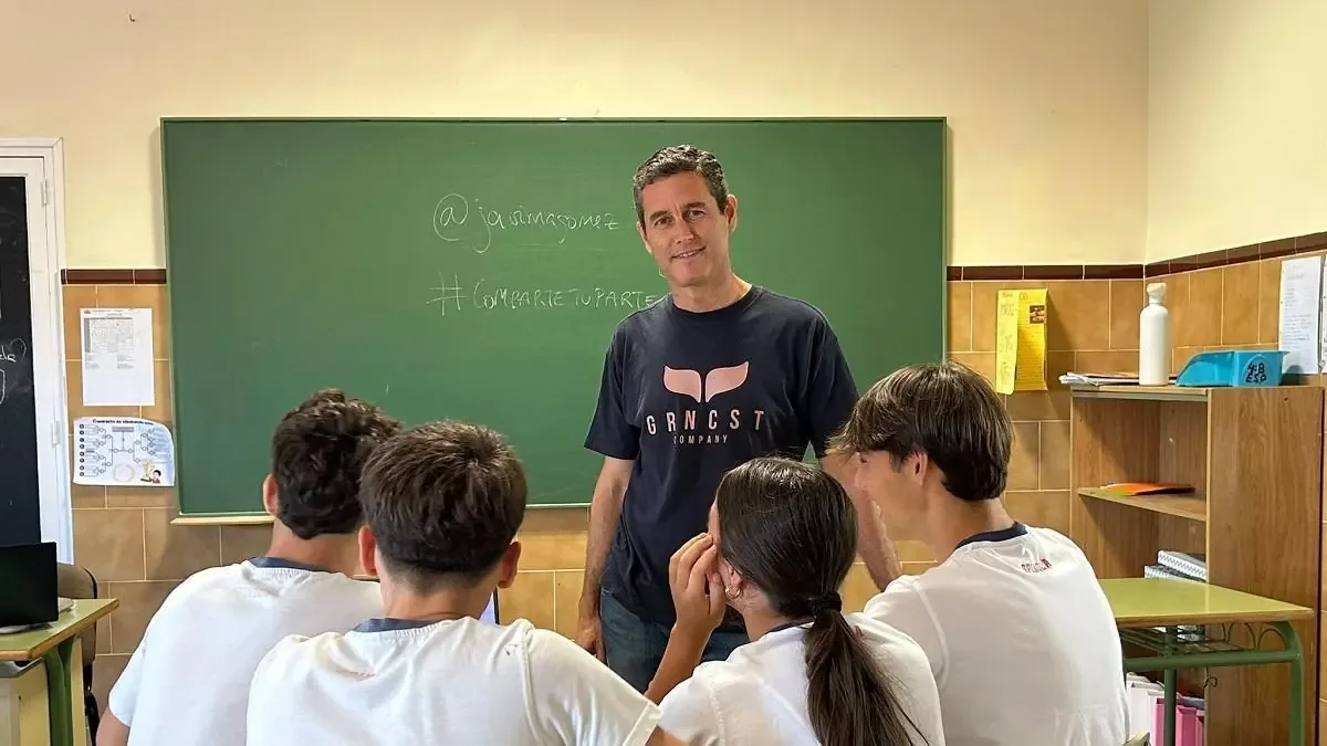 Javier Gómez utiliza cartas de Pokémon para enseñar literatura en su clase.