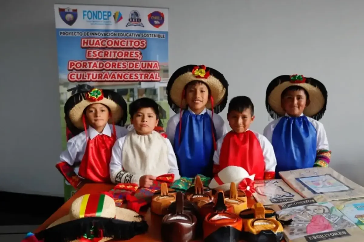 La iniciativa "Huaconcitos escritores" potencia la autoestima y habilidades de los escolares rurales a través de la cultura.