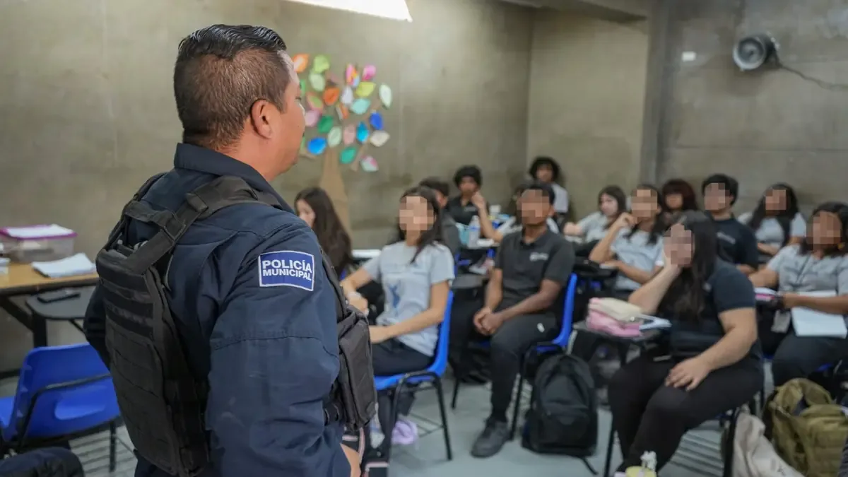 La revisión busca prevenir la portación de objetos peligrosos y fomentar un ambiente seguro en las escuelas.