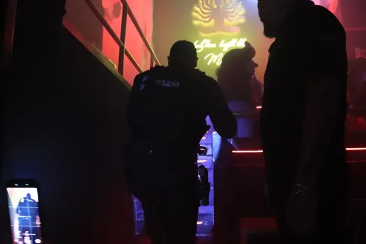 Las autoridades realizaron operativos para asegurar el cumplimiento de normativas en centros nocturnos sin registrar incidentes.