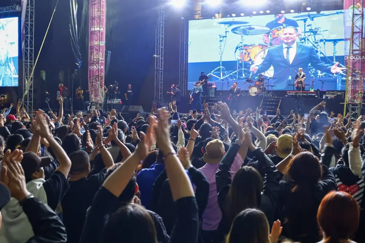 Más de mil asistentes disfrutaron de una noche de música y diversión en San Pedro Cholula.
