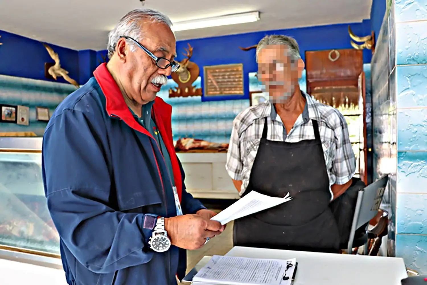 Inspectores de COEPRIS realizan revisiones en un establecimiento en Baja California Sur.