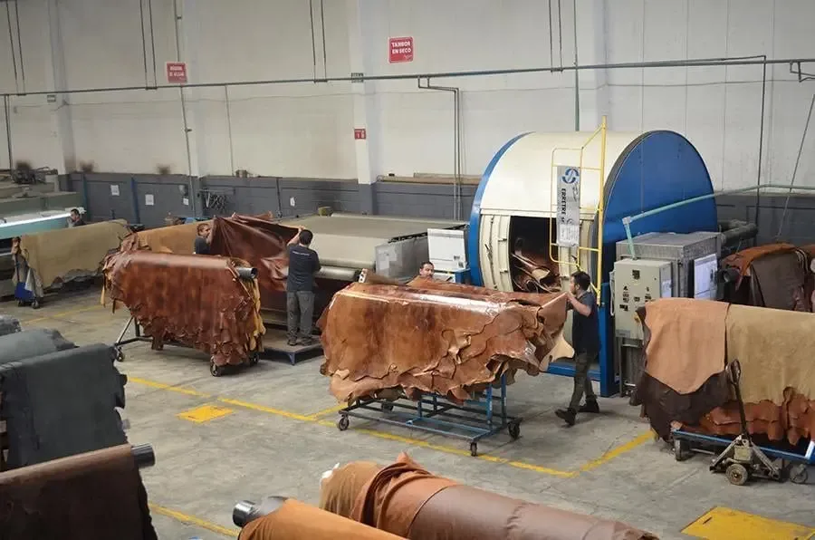 Inspectores de SAPAL realizando monitoreos en las instalaciones de curtidurías.