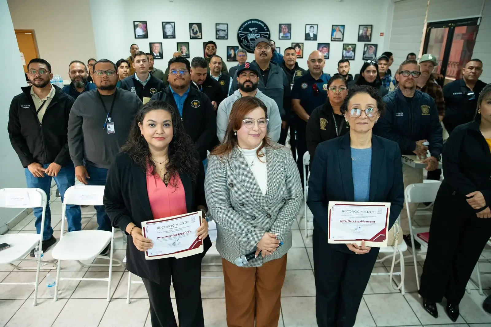 Inspectores municipales de Rosarito en una sesión de capacitación sobre procedimientos legales.