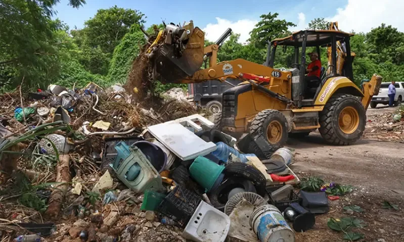 Inspectores revisan tiraderos clandestinos en Quintana Roo, buscando soluciones.
