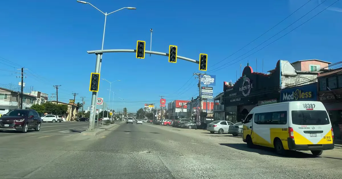 "Instalación de semáforos inteligentes en el bulevar Benito Juárez de Rosarito."