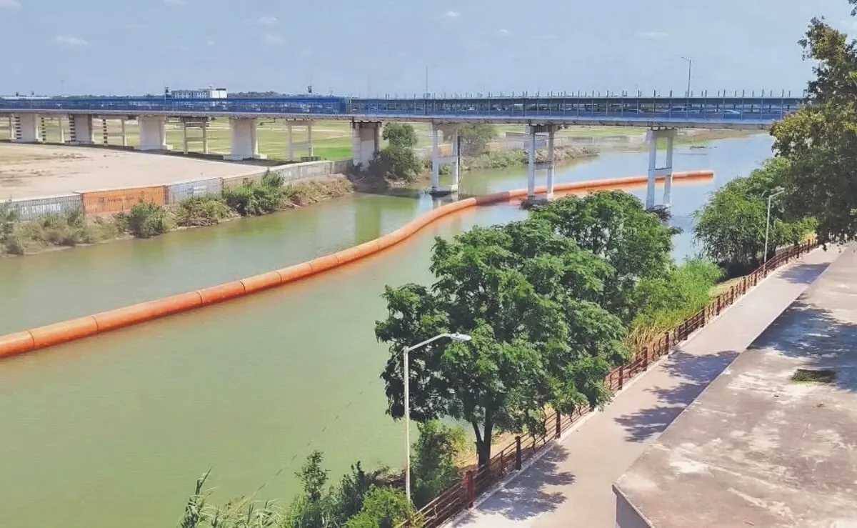 La instalación de boyas flotantes busca restringir el ingreso de migrantes a Estados Unidos.