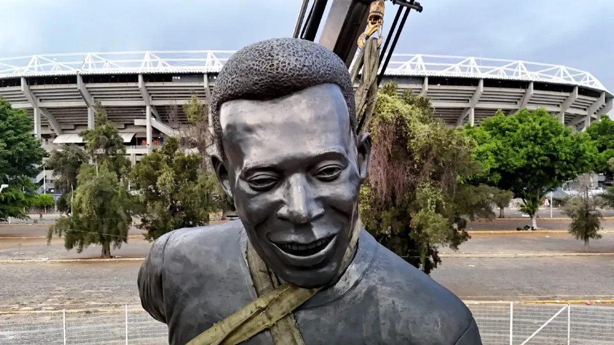 La escultura rinde homenaje al legendario futbolista brasileño en Guadalajara.