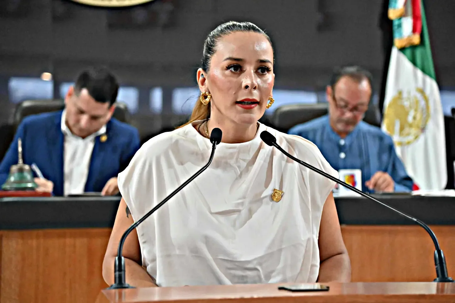 Instantes de la sesión del Congreso de BCS al aprobar el Parlamento de Mujeres.